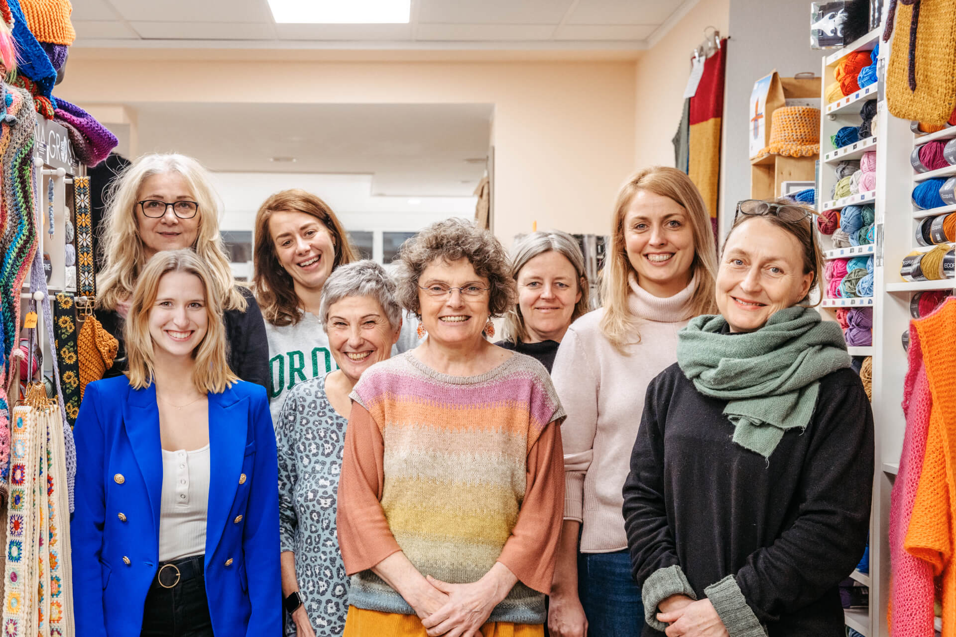 Gruppenbild mit acht Frauen, die Gründungsmitglieder des Vereins "Frauen-Stammtisch Innenstadt"